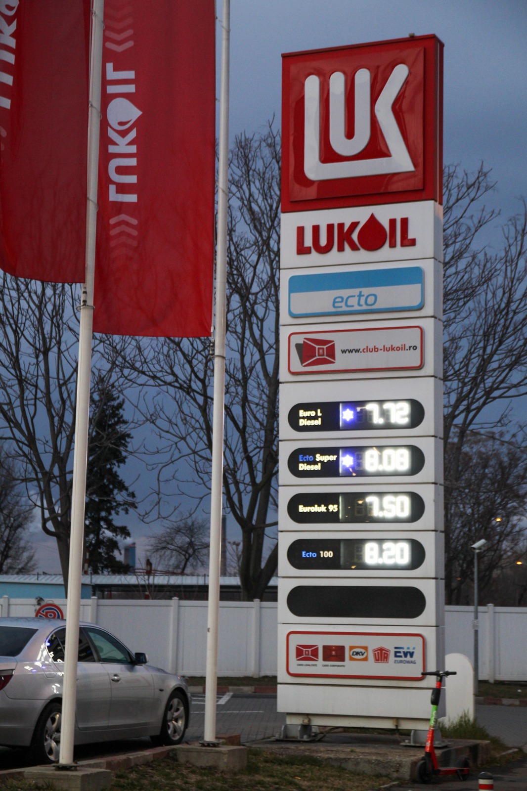 Câți lei costă un litru de carburant la Lukoil. Românii s-au înghesuit să alimenteze și la compania petrolieră rusească!