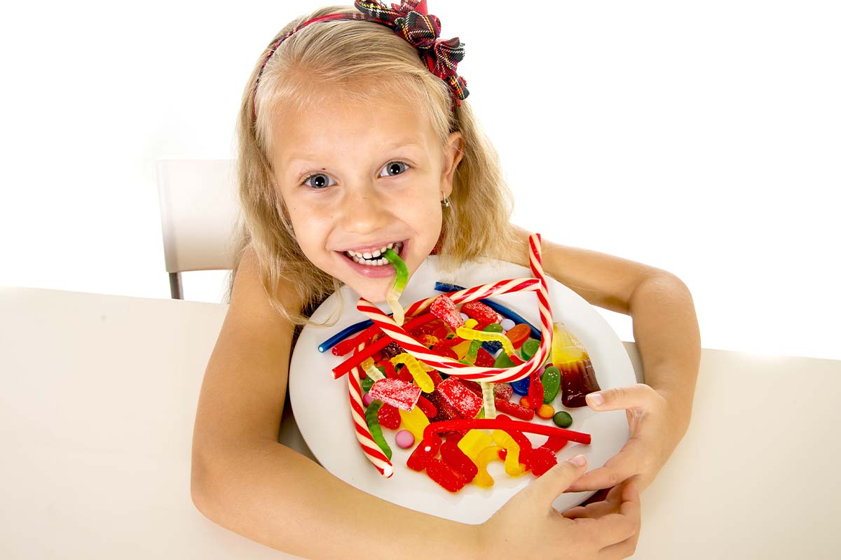 Studiu îngrijorător: Copiii primesc zilnic dulciuri. Cât de mult rău fac organismului celor mici