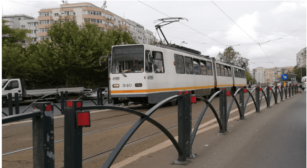 Locul din tramvai pe care trebuie să îl eviți. Cât de periculos este să stai aici