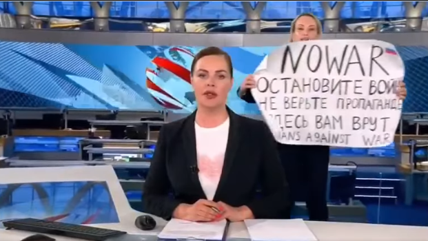 Pedeapsă dură pentru jurnalista din Rusia care a apărut la TV cu un mesaj anti-război. A fost arestată, iar acum își așteaptă sentința