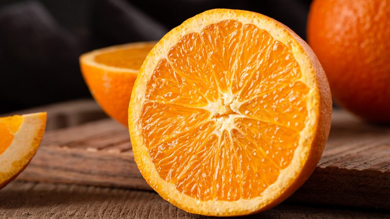 Atenție, părinți! Evitați să le dați fresh de portocale celor mici. Medicii avertizează!