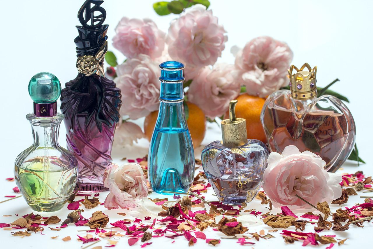  Top 5 parfumuri ideale pentru femei. Sunt absolut fermecătoare în orice sezon 