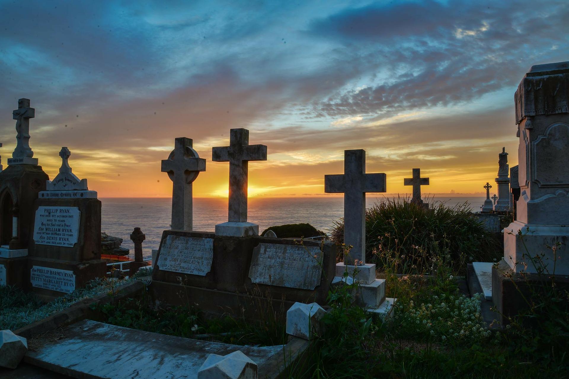 Bancul zilei / Două fantome văd un gropar noaptea în cimitir