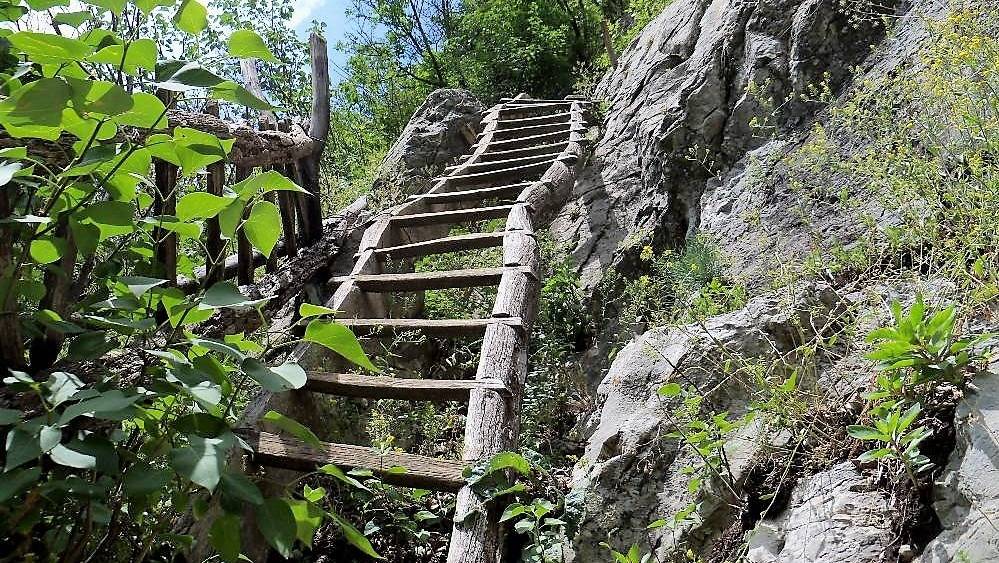 Imagini senzaționale! Satul românesc unde localnicii pot ajunge doar cu scara. FOTO