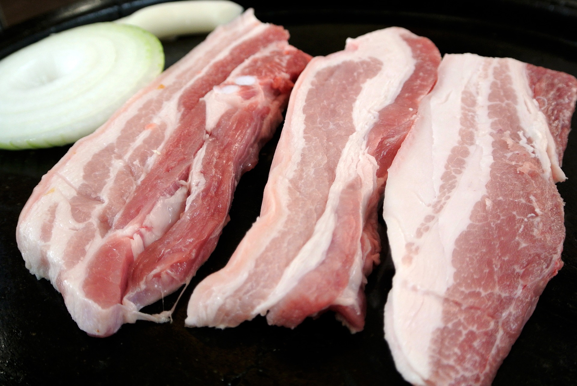 Cum prepari mușchiuleț de porc și ciuperci în sos cremos. Rețeta e gata în numai 10 minute