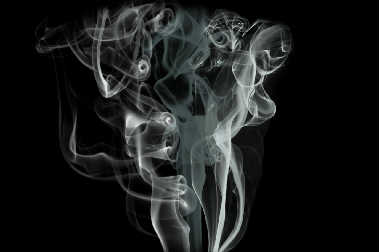 Te confrunți cu mirosul de țigară în casă? Cele mai rapide metode de a scăpa definitiv de această neplăcere