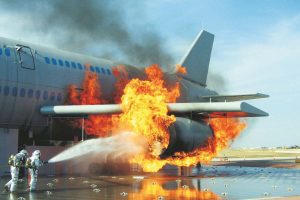 Imaginile groazei! Un avion cu peste 120 de oameni la bord a luat foc pe pistă. VIDEO