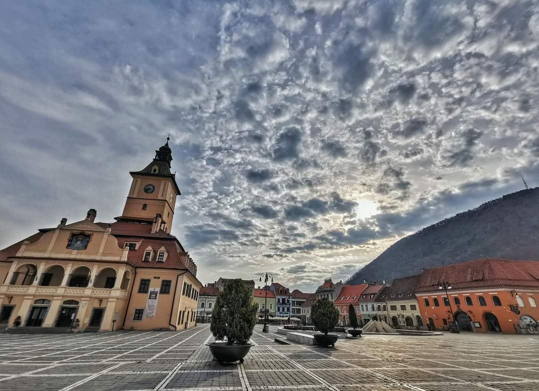 Orașul din România cu un munte în mijlocul lui. Toată lumea a auzit de el, dar sunt puțini care știu acest lucru