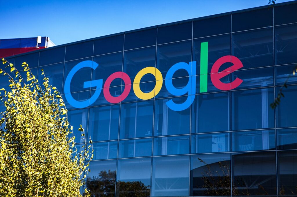 Filiala Google din Rusia declară faliment, după ce autoritățile i-au confiscat contururile bancare. Ce se întâmplă cu angajații companiei 