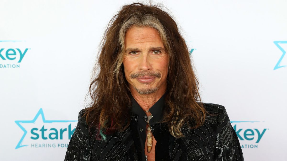 Steven Tyler, solistul trupei Aerosmith a fost dus la dezintoxicare. Artistul se luptă cu dependența de droguri