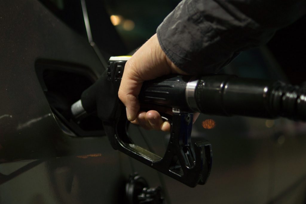 Te sperie prețul benzinei sau al motorinei? Iată ce trebuie să faci în trafic pentru a reduce consumul de carburant