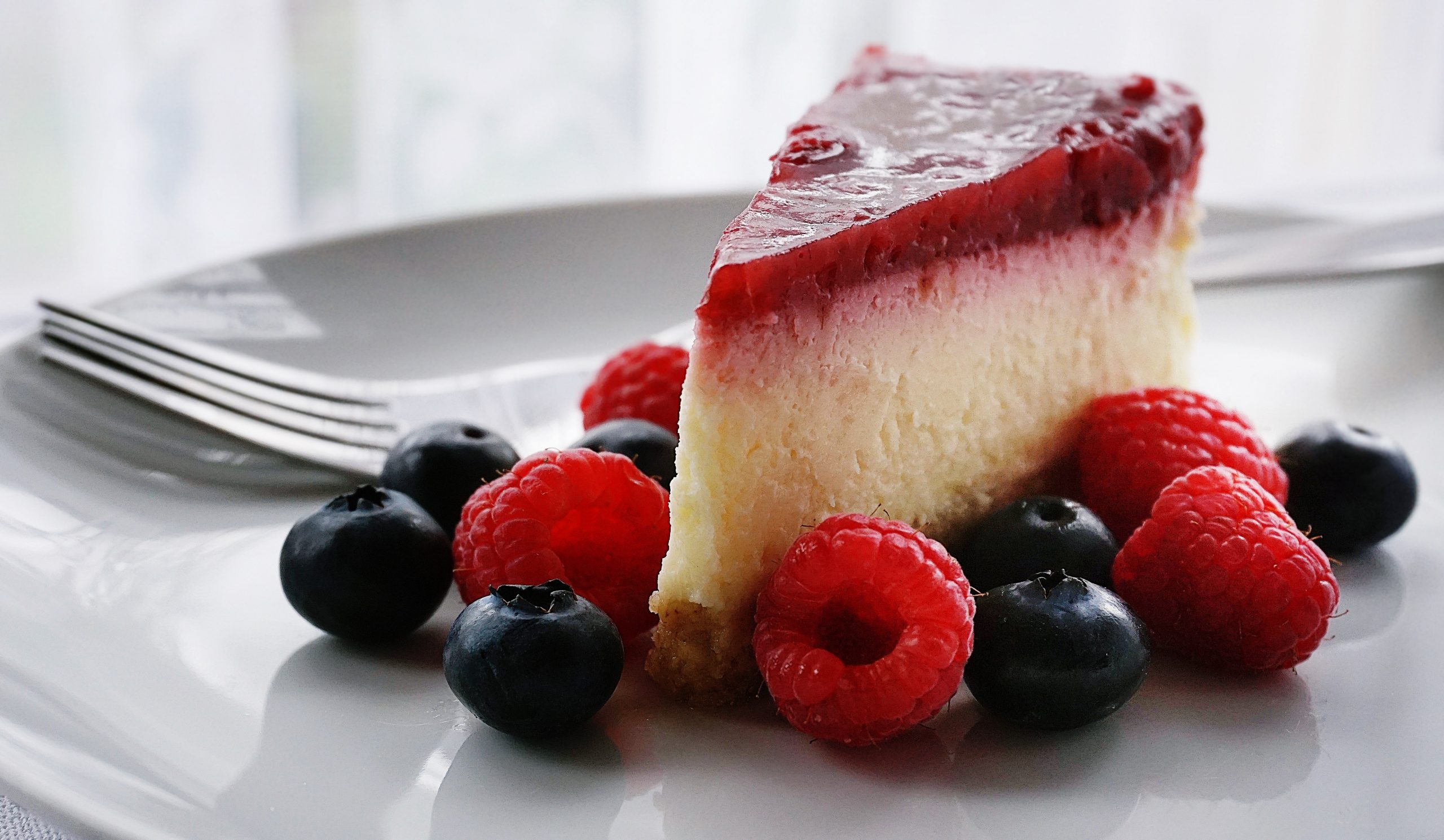 Desertul potrivit pentru o zi de weekend. Cum prepari cheesecake cu fructe de pădure