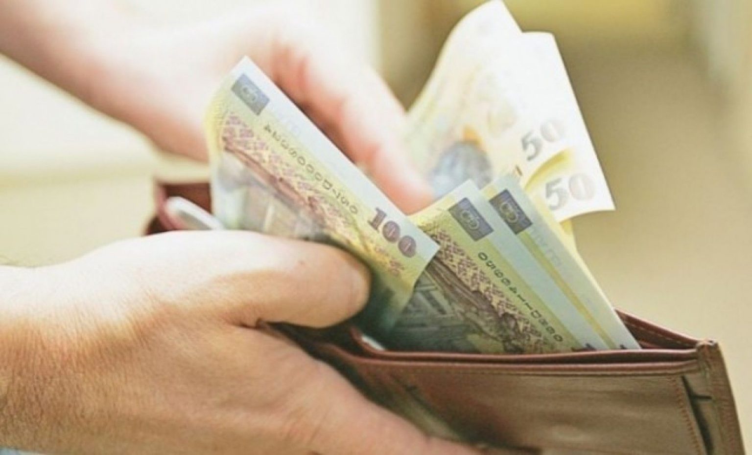 Cresc salariile pentru zeci de mii de români! Ei sunt cei care vor primi peste 90.000 de lei