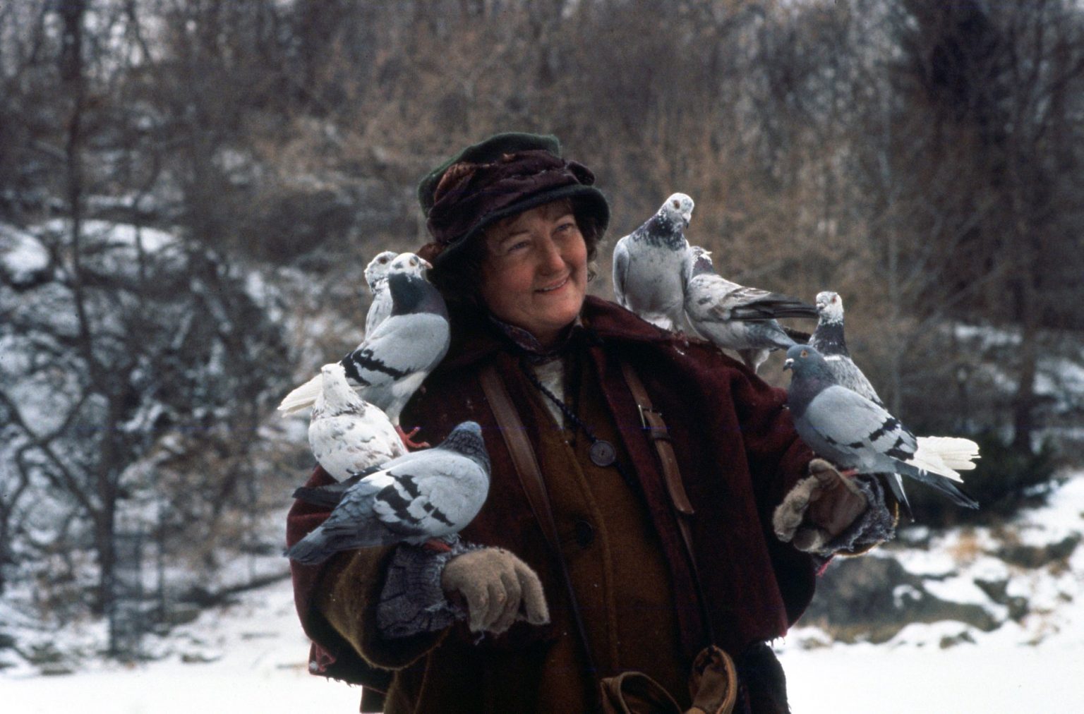 O mai ții minte pe celebra doamnă cu porumbeii din „Singur acasă”? Cum arată acum actrița Brenda Fricker și cât de mult au schimbat-o anii. FOTO