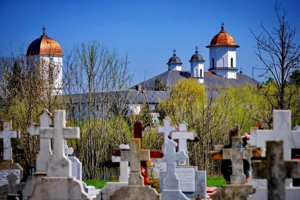 Lucruri pe care nu ai voie să le faci, sub nicio formă, în cimitir. De ce nu este bine să ridici un obiect care ți-a căzut și a atins pământul