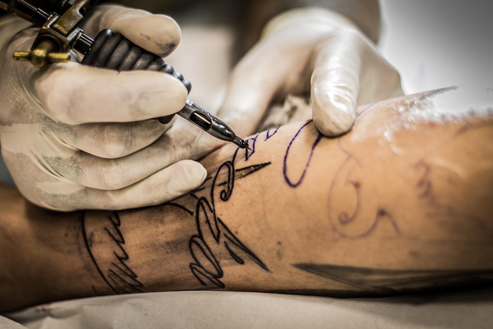 Top 3 modalități de a-ți face tatuajele vechi să arate proaspete și noi