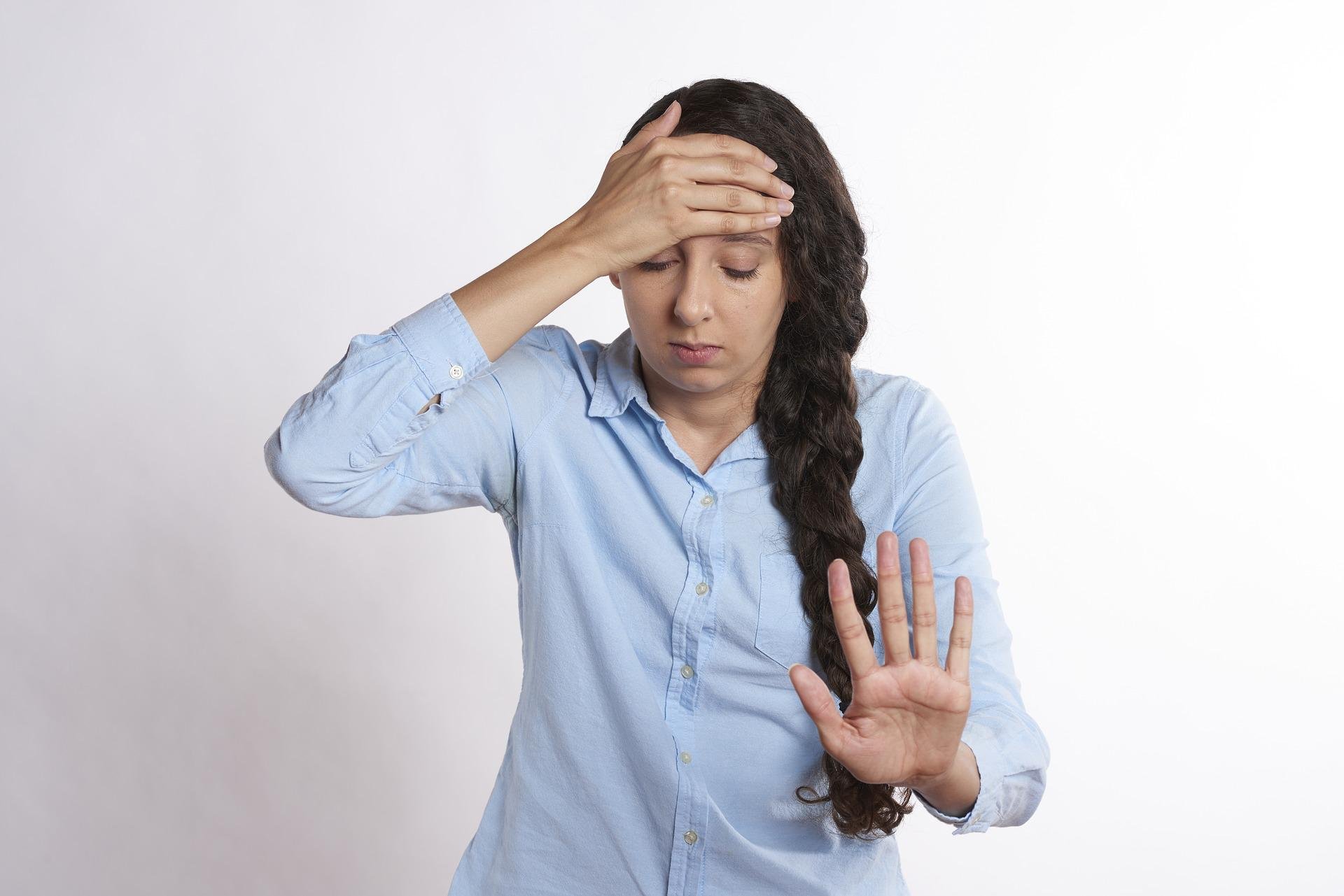 De ce femeile au mai multe migrene decât bărbații? Cum poți să le tratezi chiar la tine acasă