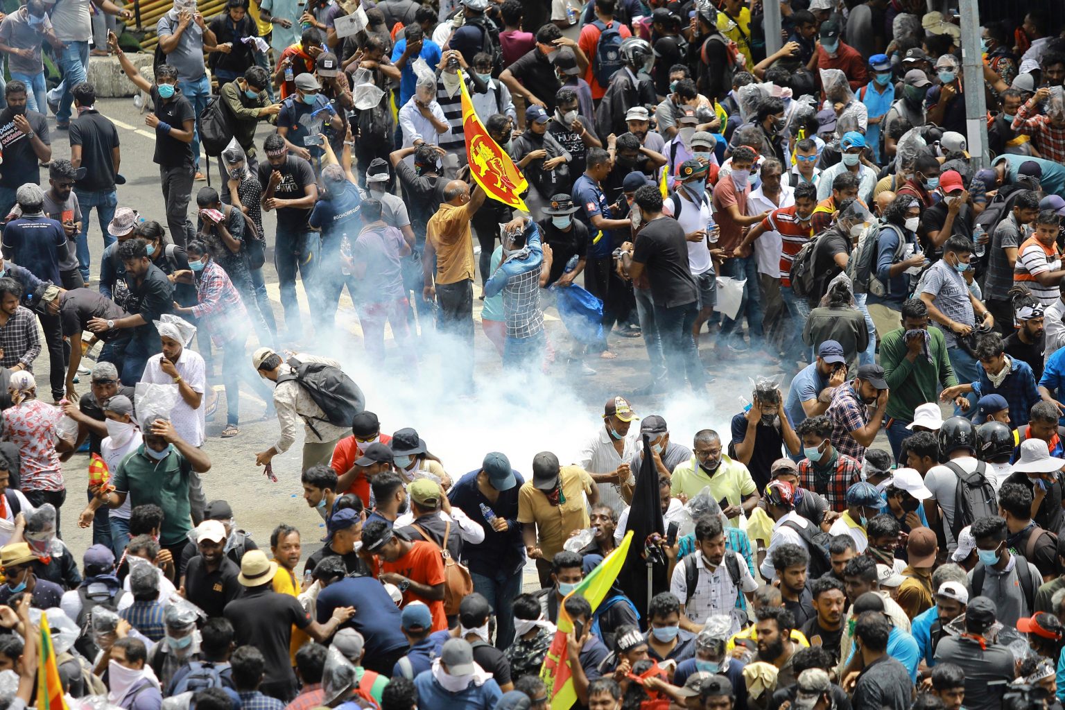 Haos total în Sri Lanka, țara intrată în faliment! Protestatarii au dat foc locuinței premierului | Președintele încearcă să fugă din țară