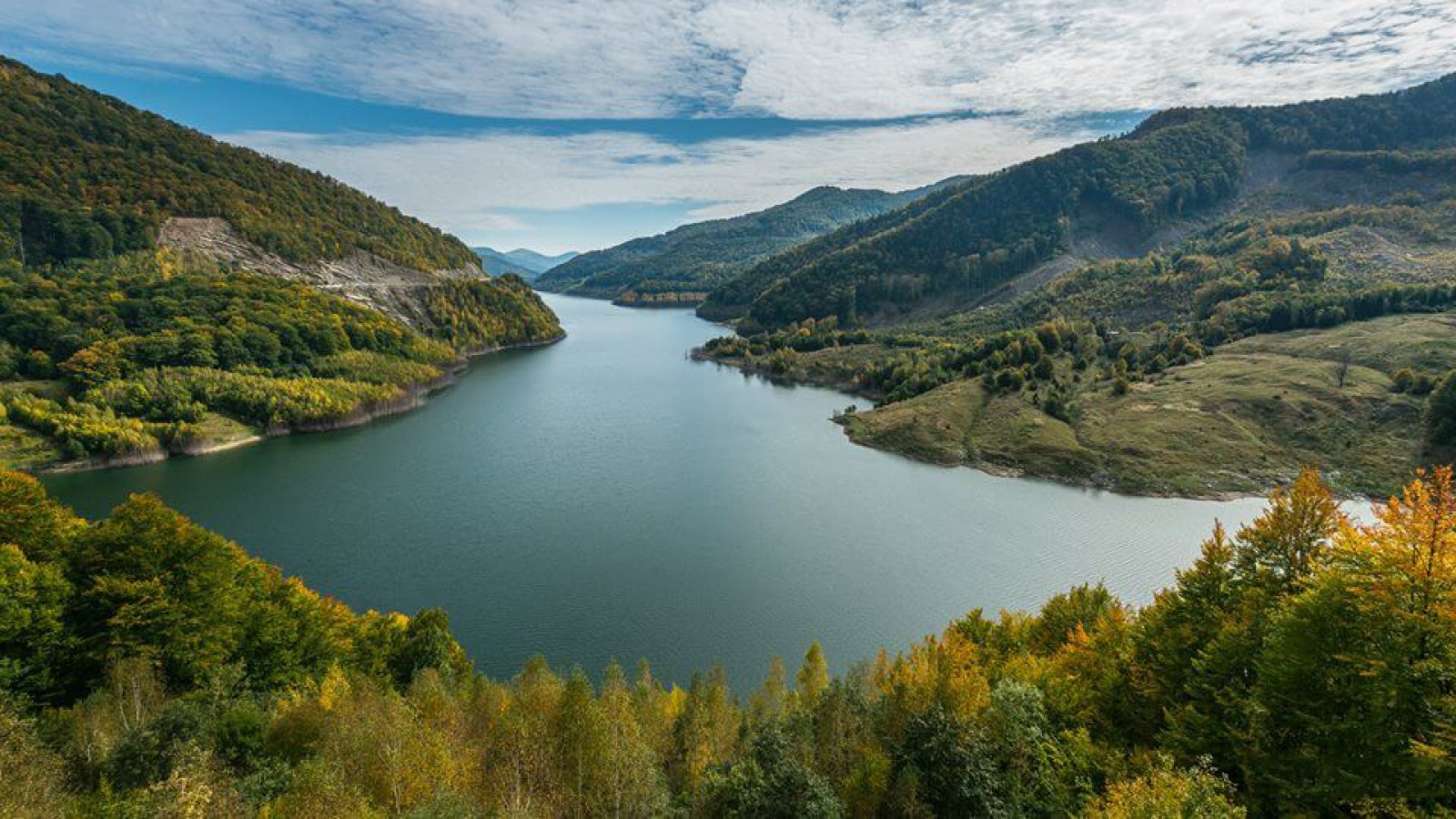 Un lac din România, rupt din basme. Priveliștea îți taie respirația 