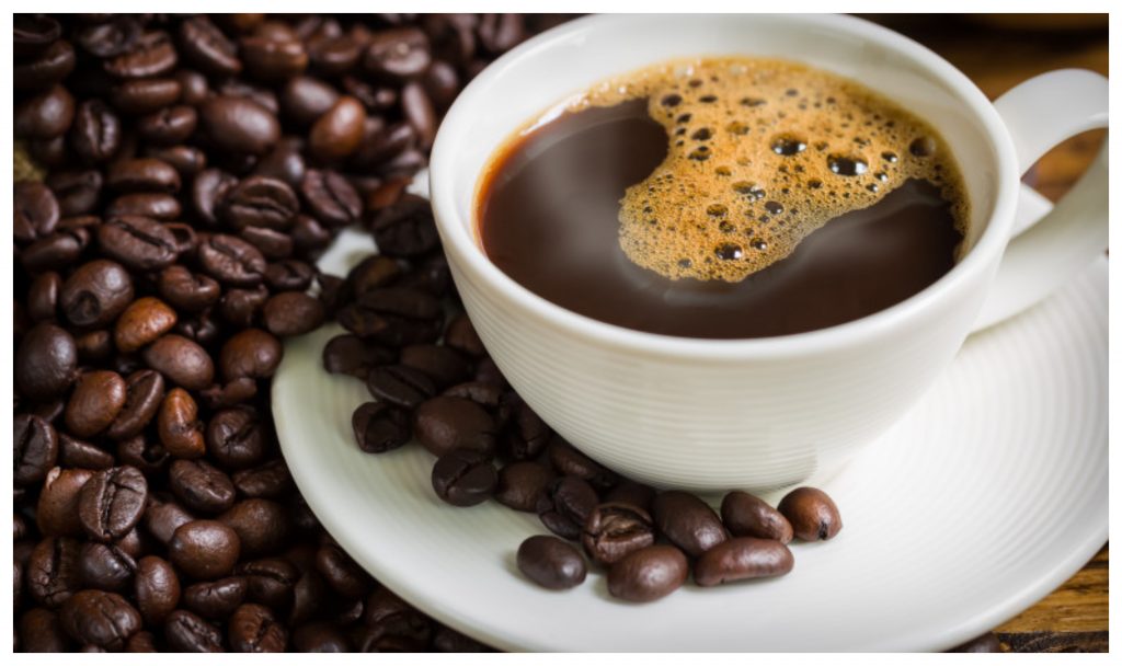 Ingredientul pe care trebuie să îl pui în cafea! Elimină pofta de dulce și întărește organismul