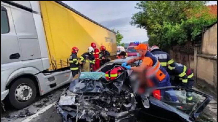 Accident teribil în Bihor, pe DN1! În urma impactului violente doi tineri și-au pierdut viața