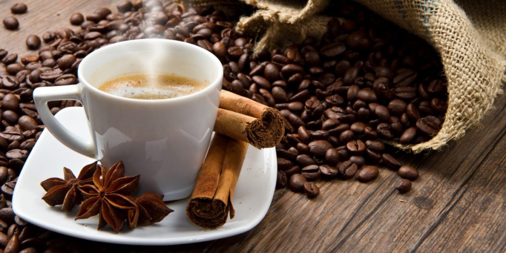 Ce condimente poți adăuga în cafea pentru cea mai bună savoare