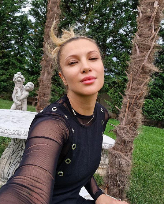 Lora, schimbare de look. Cât de bine îi stă artistei așa