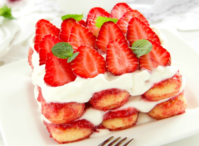 Cea mai simplă și delicioasă rețetă pentru o prăjitură răcoroasă de vară! Tiramisu cu căpșuni – fără coacere