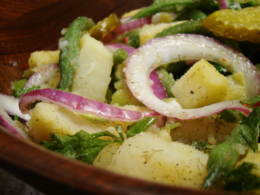 Rețeta zilei / Cum prepari cea mai delicioasă salată de cartofi