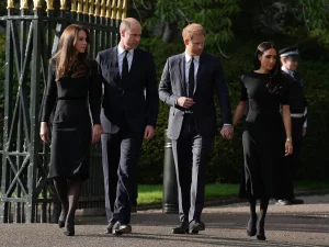 Cu ce bolid de lux au venit Meghan Markle și Prințul Harry, la funeraliile Reginei Elisabeta. VIDEO