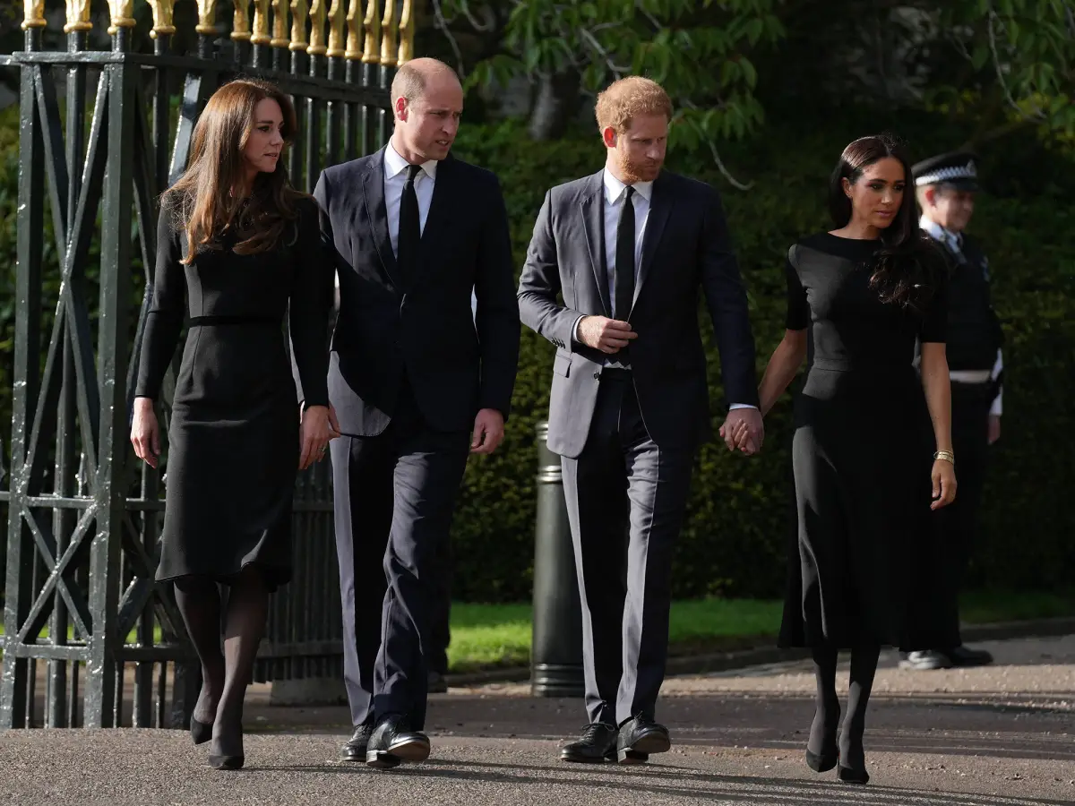 Cu ce bolid de lux au venit Meghan Markle și Prințul Harry, la funeraliile Reginei Elisabeta. VIDEO
