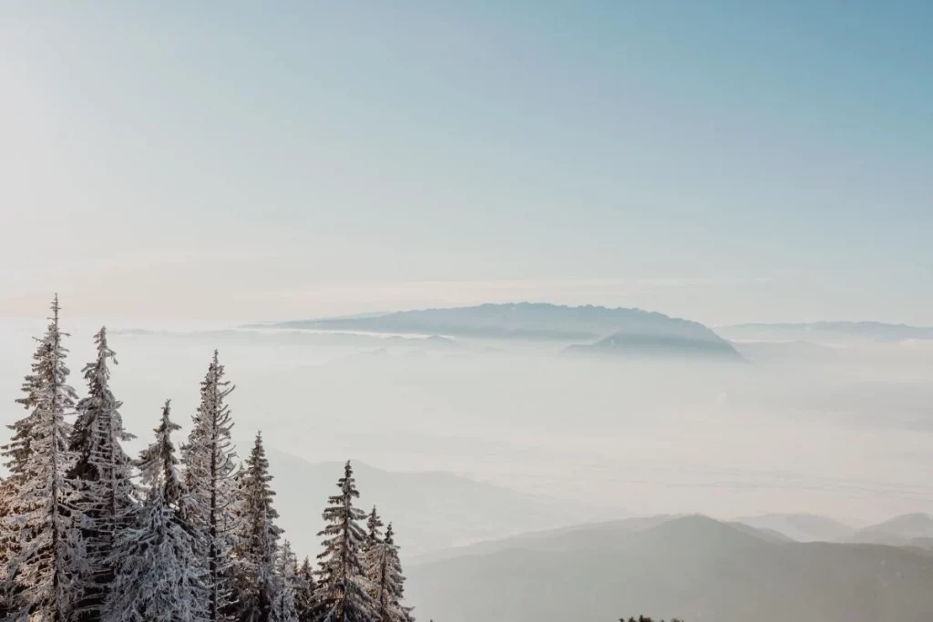 România, lovită de primul strat de zăpadă. În ce zonă a țării s-a așternut ninsoarea. FOTO