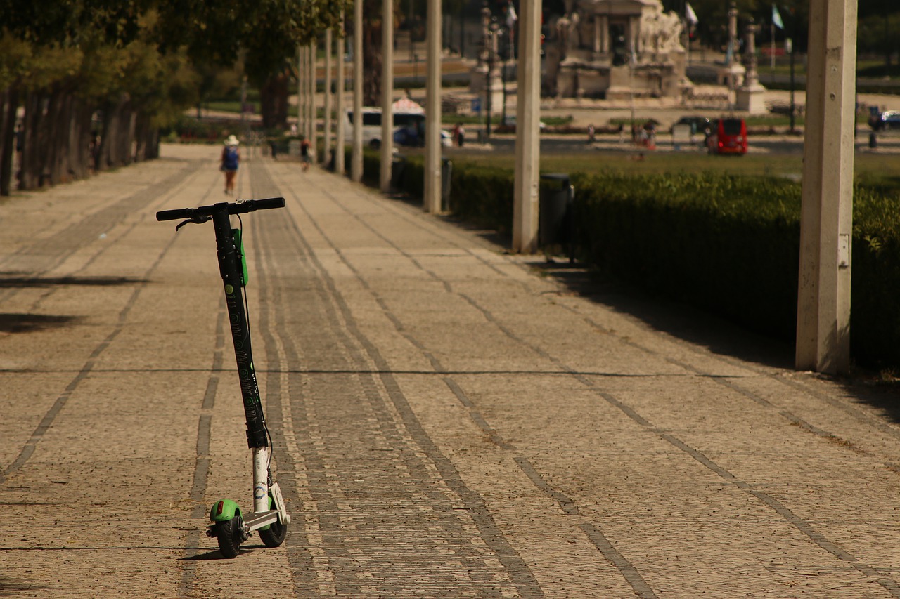 Mergi pe bicicletă sau trotintă electrică? Ai mare grijă la aceste lucruri! Amenzile sunt uriașe