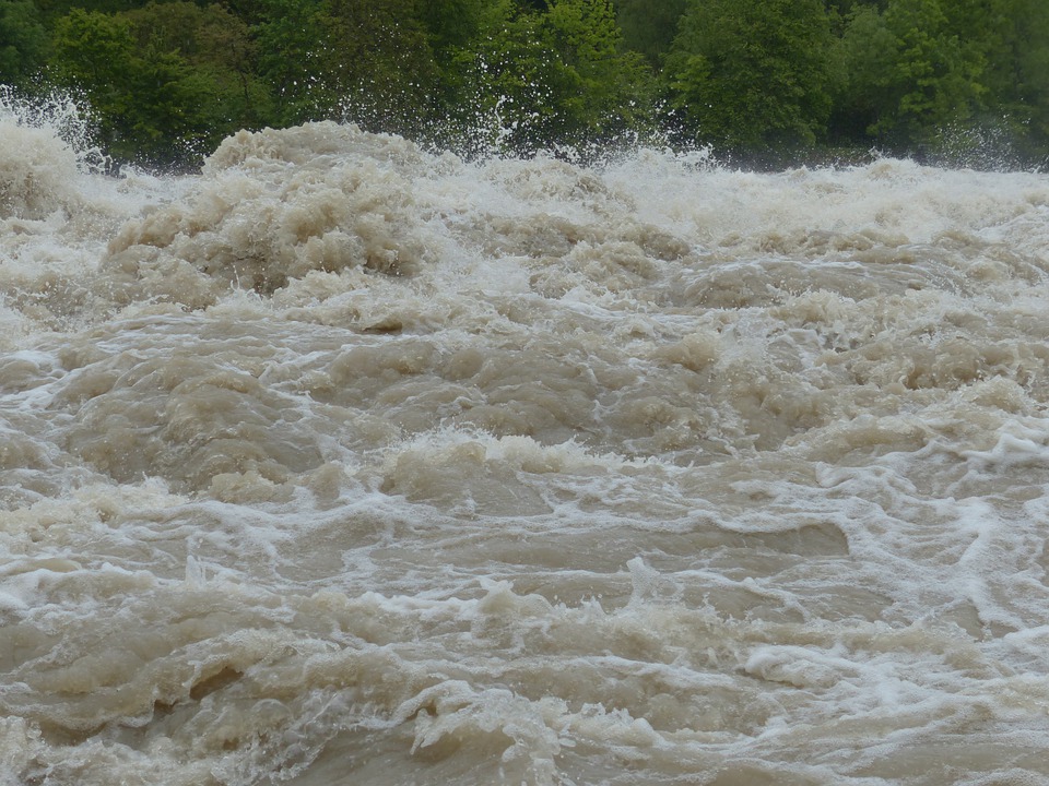 Alertă! A fost emisă o avertizare cod portocaliu de viituri. Ce județe sunt vizate