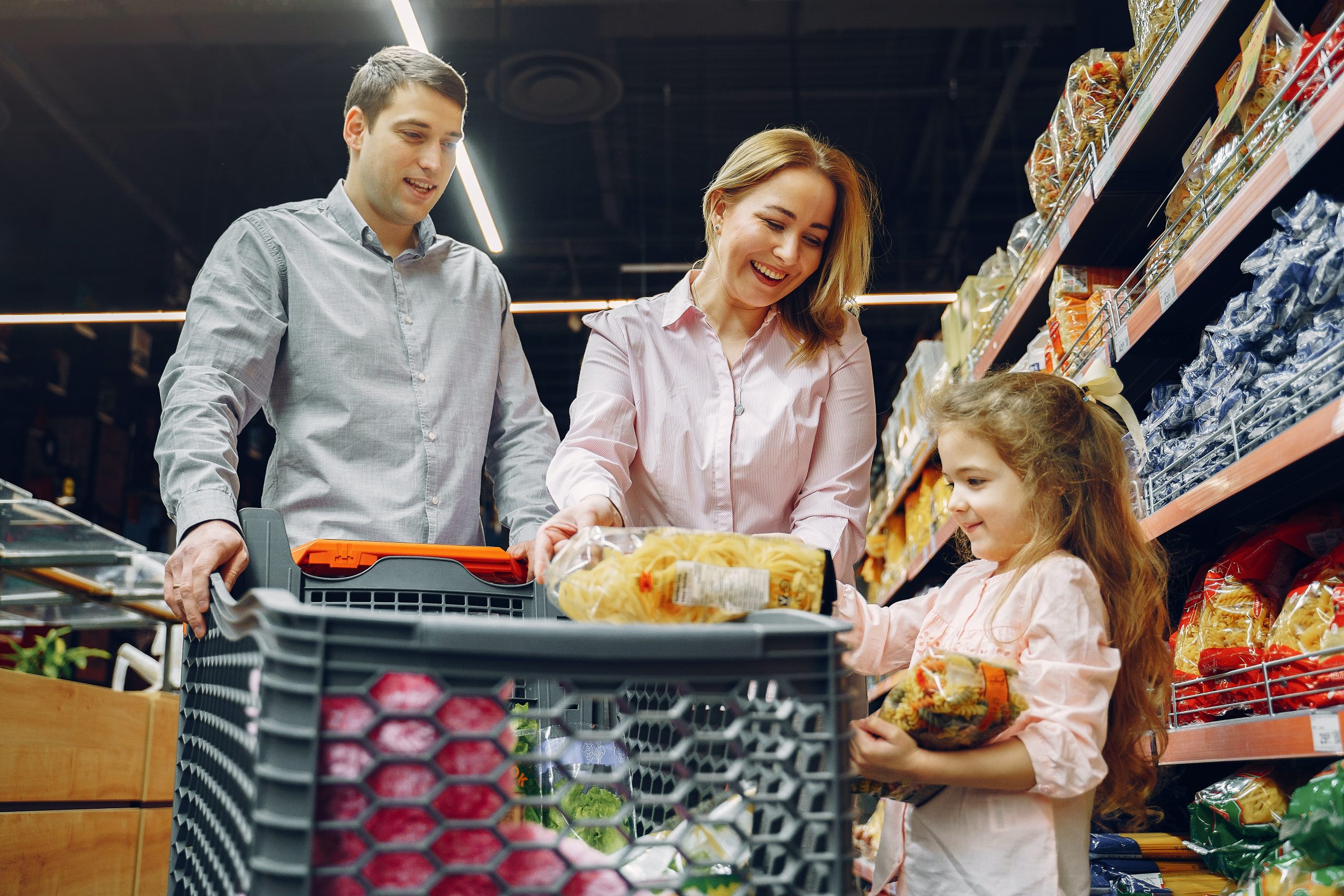 Ce au găsit inspectorii ANPC în mai multe magazine Auchan. Pericolul ascuns în mai multe alimente