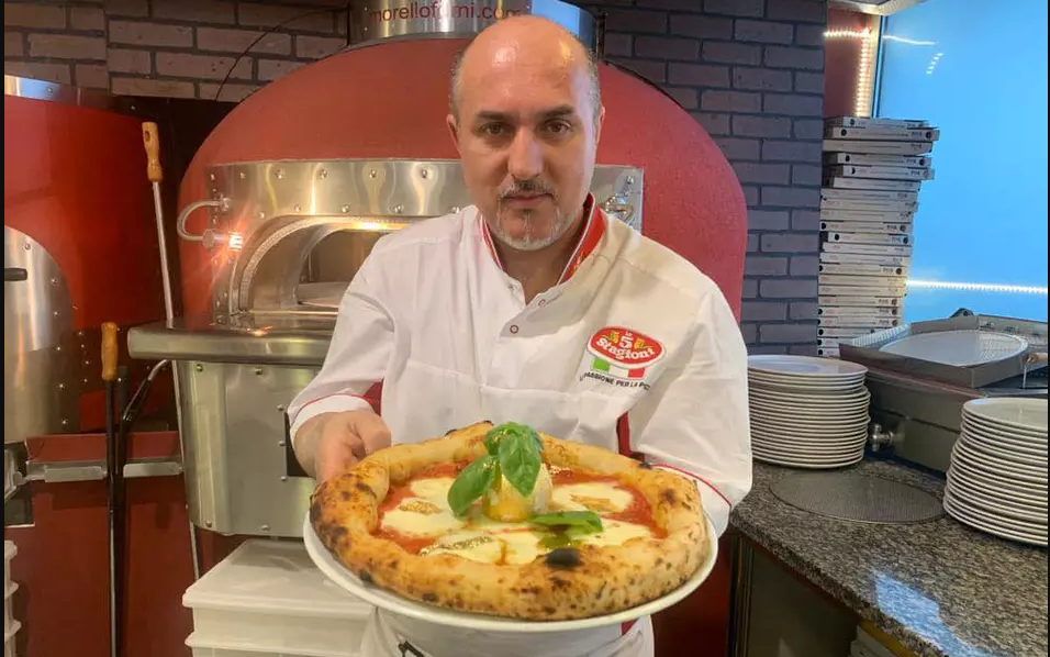 Pizza de lux, cu topping de aur! Italienii scot din buzunar bani grei pentru invenția unui român