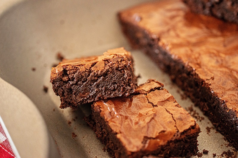 Poftă de ceva dulce? Cea mai simplă rețetă de brownie cu ciocolată. Gust desăvârșit și preparare imediată 