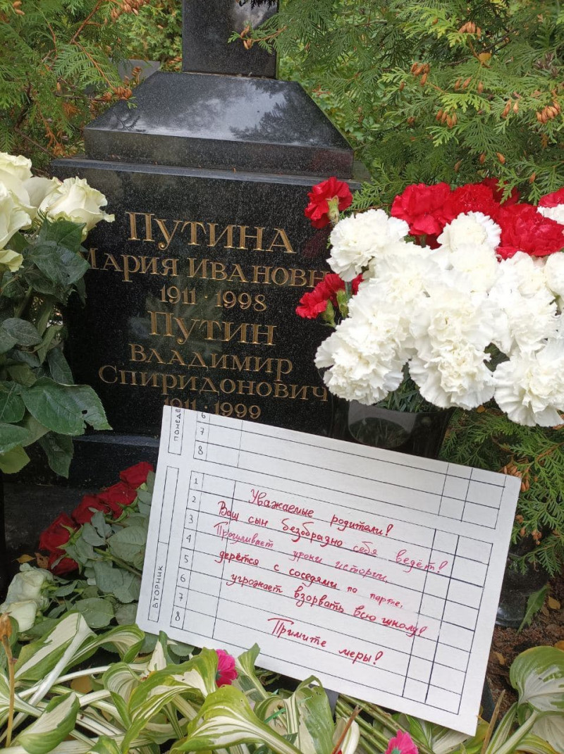 FOTO Complet neașteptat! Ce a apărut pe mormântul părinților lui Vladimir Putin. Liderul rus se va enerva la culme