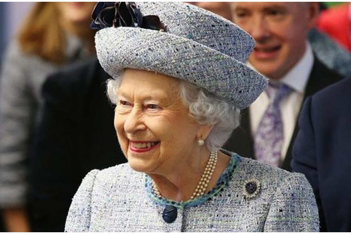 Românii au scos la vânzare pe OLX bancnote cu Regina Elisabeta a II-a. Cu câți lei se vând