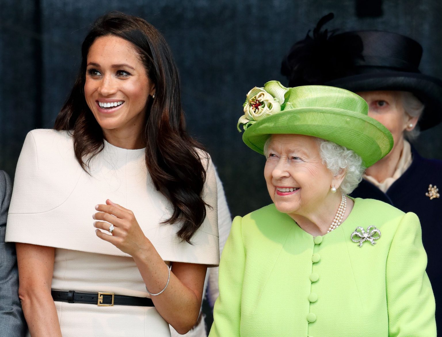 S-a aflat abia acum! Adevărata părere a Reginei Elisabeta despre Meghan Markle: O îmbrățișa tot timpul!