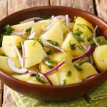 Rețeta zilei / Cum prepari cea mai delicioasă salată de cartofi