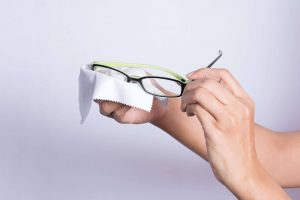 Cum îți poți curăța ochelarii în mod eficient. Trucurile sunt foarte rapide
