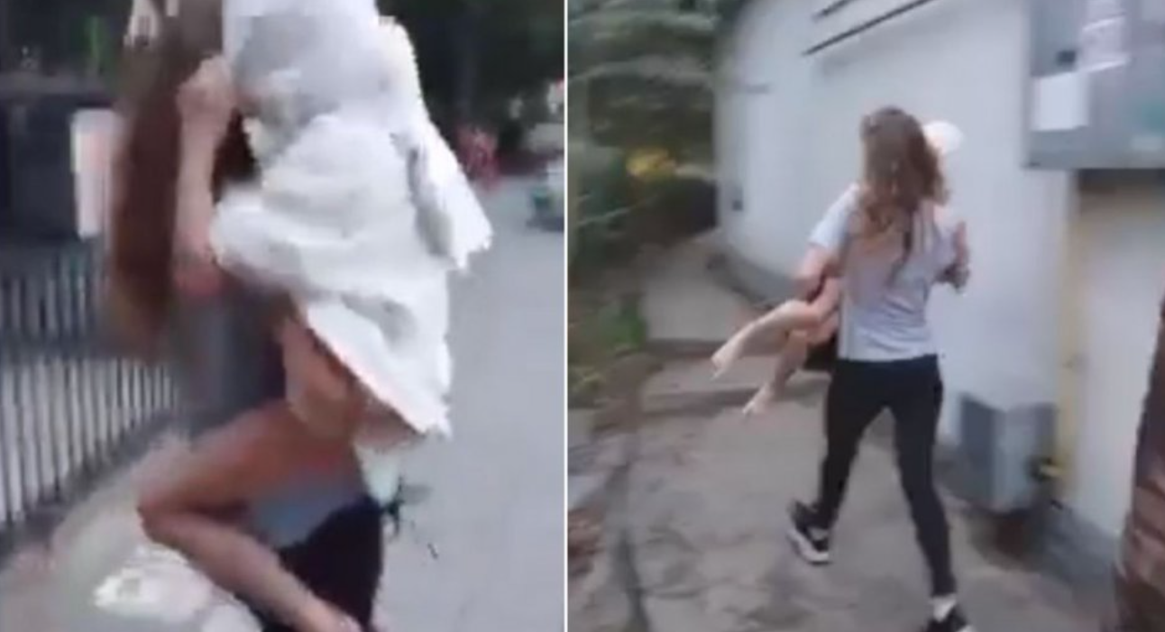Incident șocant în Constanța! O femeie a vrut să își arunce fetița în fața mașinilor: Este posedată, vede tot!