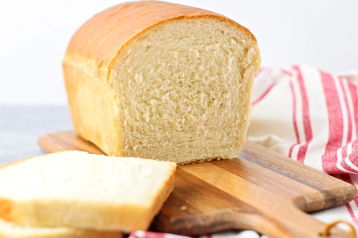 Câte felii de pâine trebuie să mănânci pentru a nu lua kilograme în plus. Cantitatea potrivită pentru o siluetă de invidiat