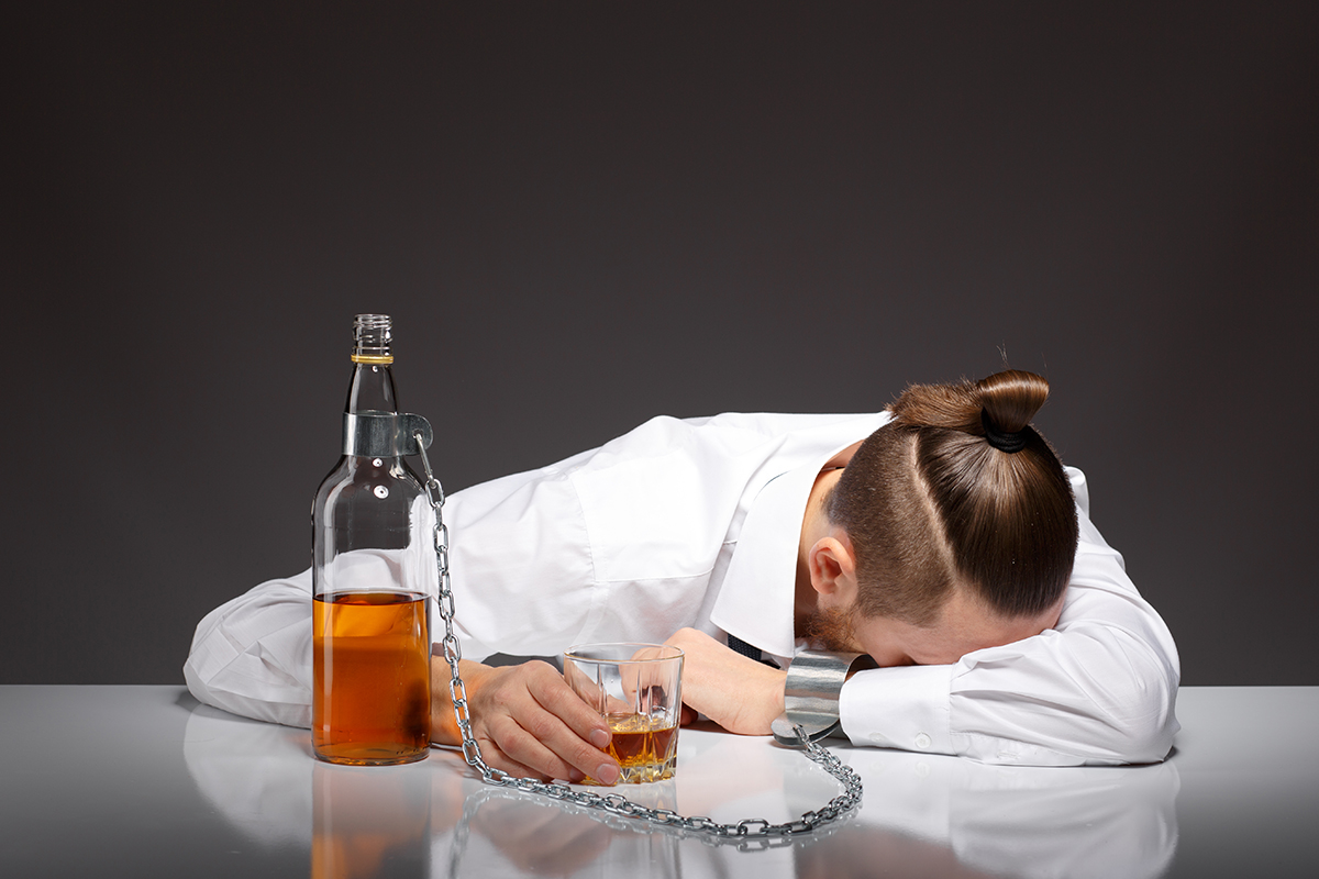 România, printre primele locuri în Europa unde se consumă cel mai mult alcool. Ce spun experții: Cad prin șanțuri!