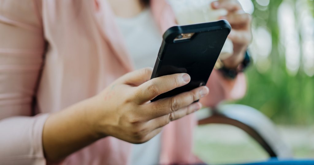 Tinerii din România, victimele internetului! Aceștia își trăiesc viața în mediul online, fiind deconectați de la societate