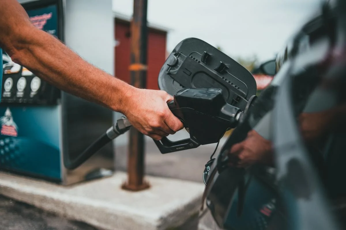 De ce ar trebui să evitați să luați combustibil la stațiile de benzină de pe autostrăzi?