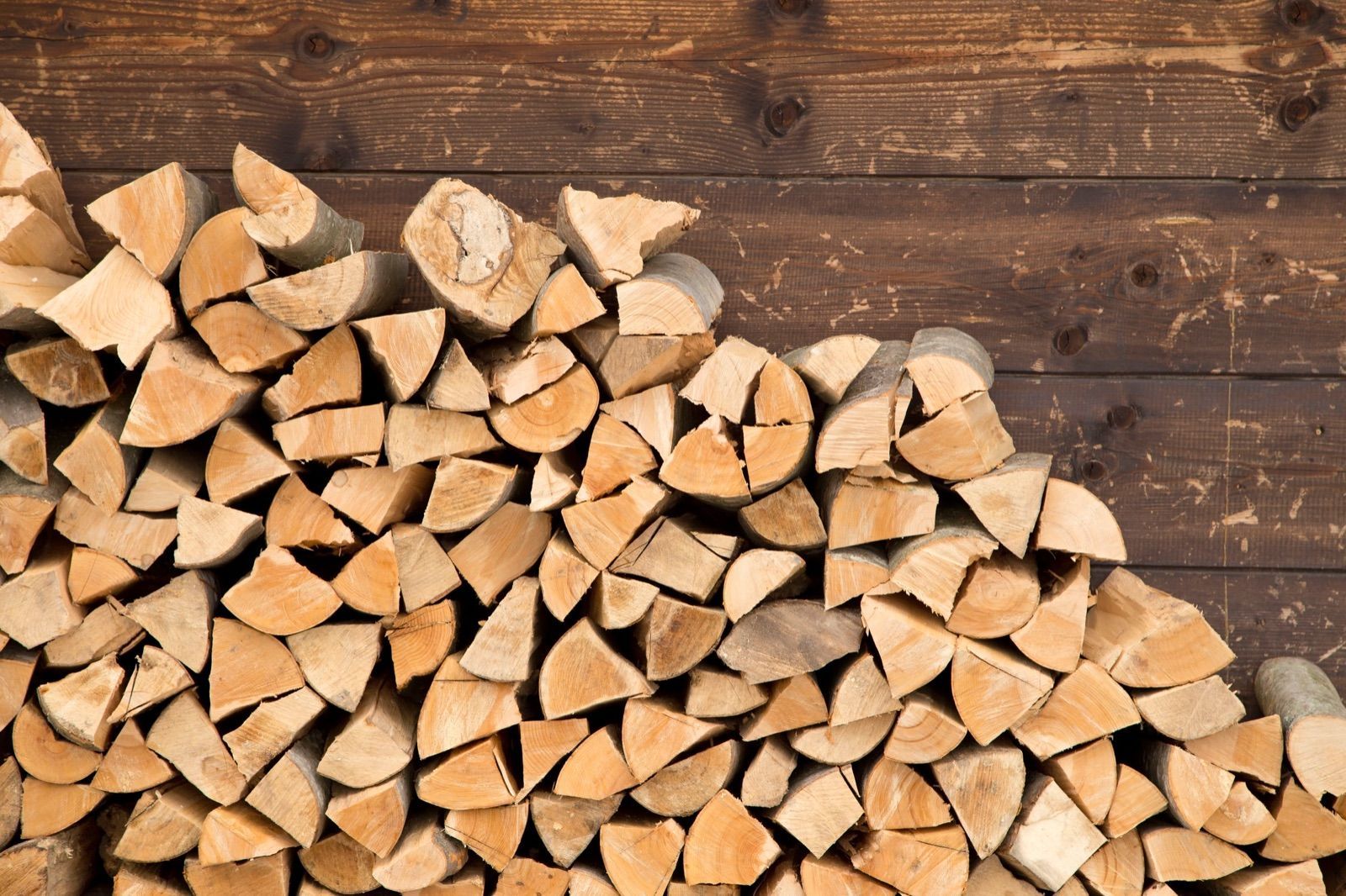 Prețul lemnului a explodat în 2023! Românii, puși la pământ de costurile uriașe pentru încălzire