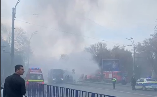 Alertă în Capitală! Incendiu puternic la un tramvai: Sunt degajări mari de fum!