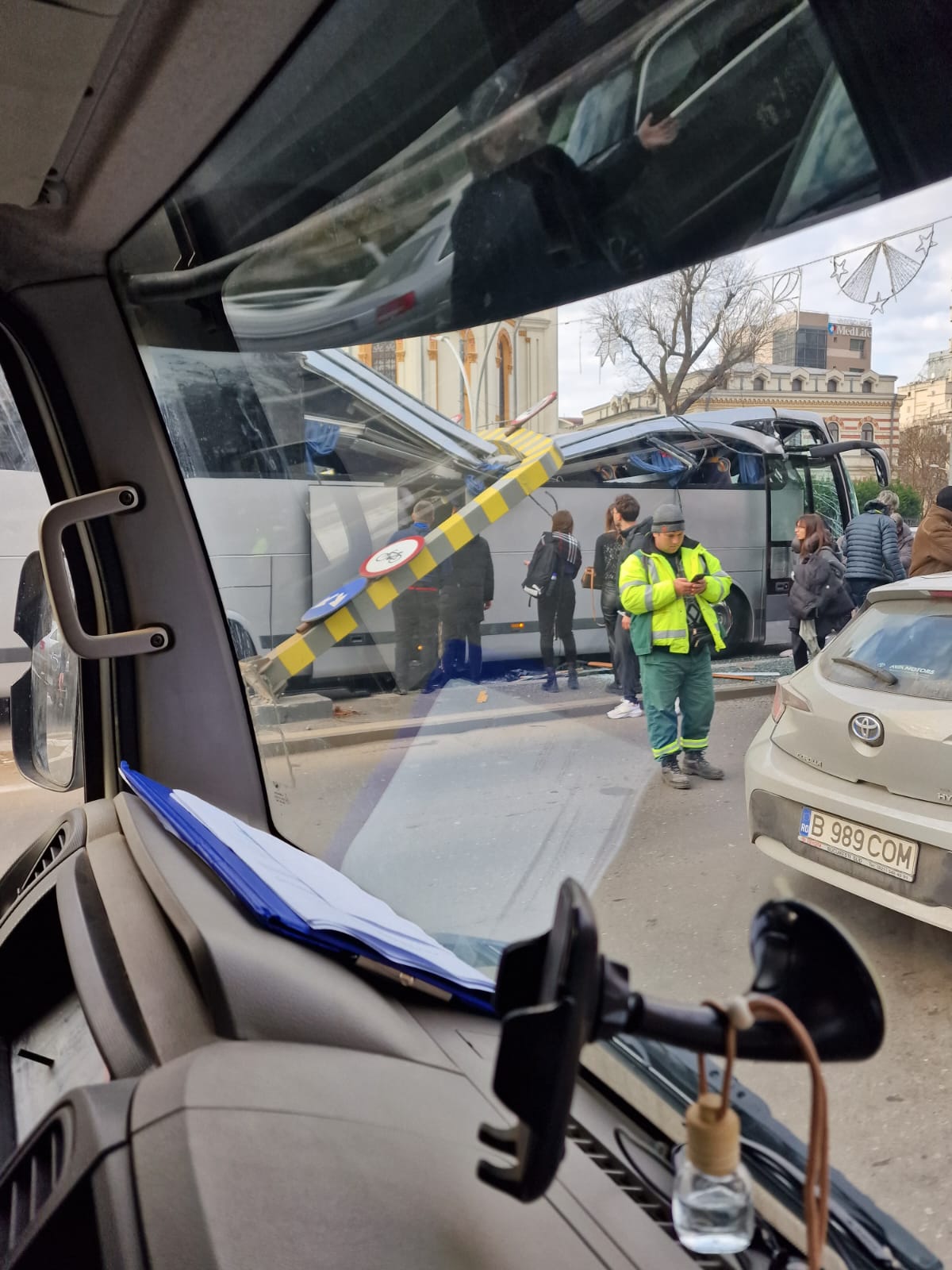 Accident la intrarea în Pasajul Unirii. Un autocar cu 47 de turiști greci s-a izbit de limitatorul de înălțime. VIDEO